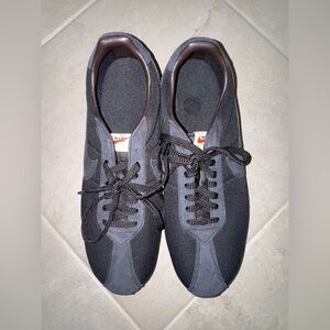 Nike Men’s Black and Dark Brown Low-Top Sneakers